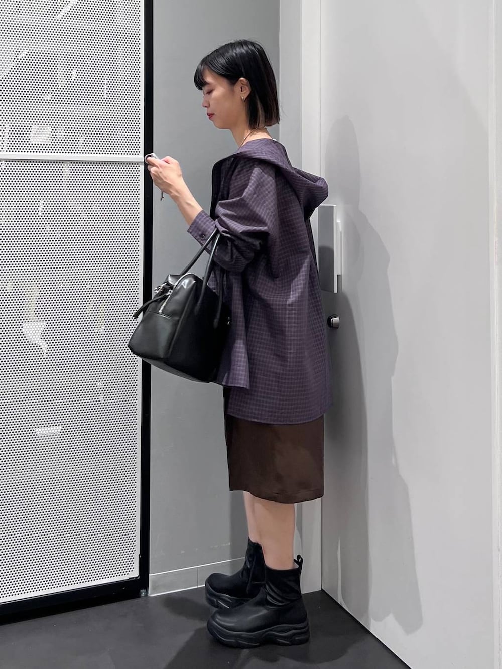ホワイト系のTシャツ/カットソー、ブルー系のシャツ/ブラウス、ブラウン系のその他パンツを着用したレディースの秋コーディネートの3枚目の写真
