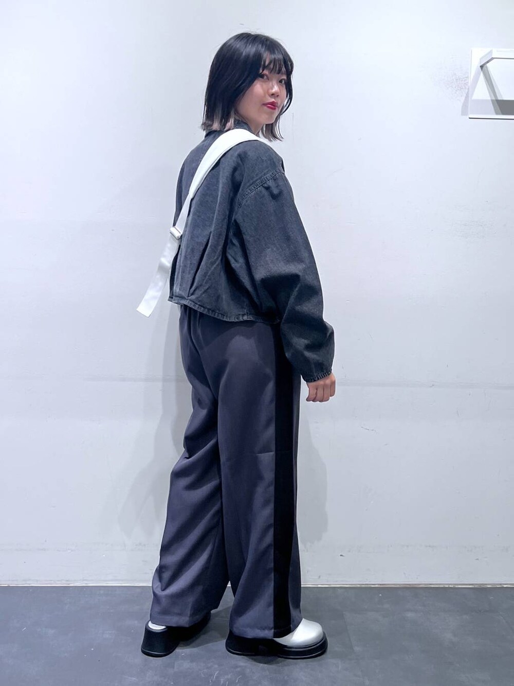 グレー系のデニムジャケット、ブラック系のTシャツ/カットソー、グレー系のその他パンツを着用したレディースの春コーディネートの5枚目の写真
