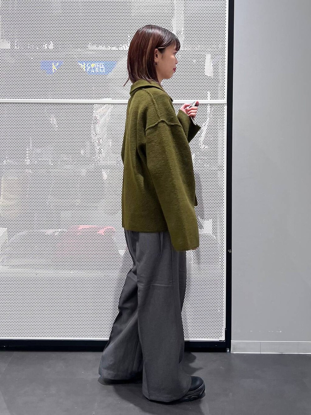 ブラック系のショルダーバッグ、ブラック系のブーツ、ホワイト系のTシャツ/カットソーを着用したレディースの秋コーディネートの4枚目の写真