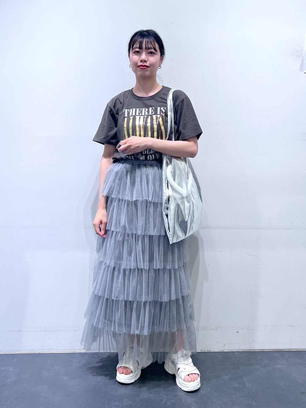「LAKOLE、低身長、個性派、カジュアル、骨格ウェーブ、サンダル、トートバッグ、Tシャツ」｜「LAKOLEの3パーテーショントートバッグ / 110642（トートバッグ、シルバー系）」を使った、うえさん（レディース・153cm）の春コーディネートの2枚目の写真