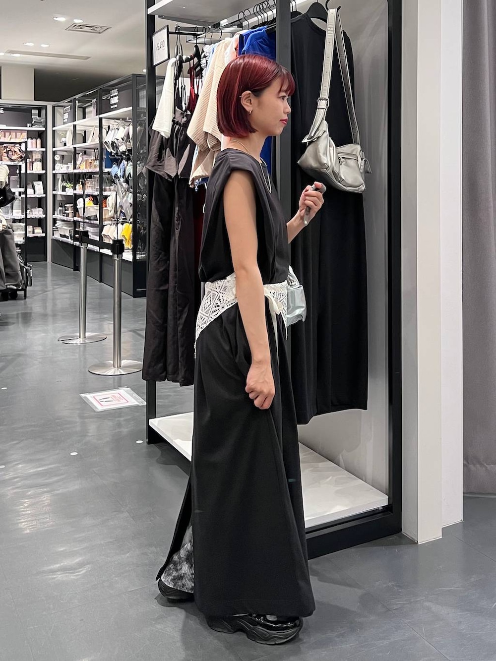 その他のショルダーバッグ、グレー系のその他パンツ、ブラック系のワンピースを着用したレディースの夏コーディネートの4枚目の写真