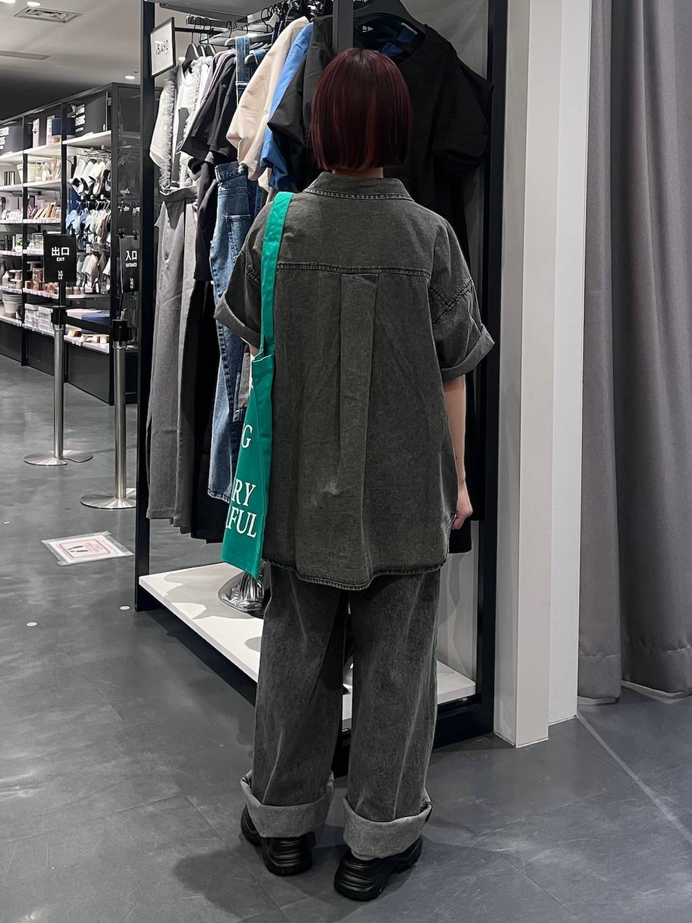 ブラック系のデニムパンツ、ブラック系のスニーカー、ブラック系のシャツ/ブラウスを着用したレディースの春コーディネートの5枚目の写真