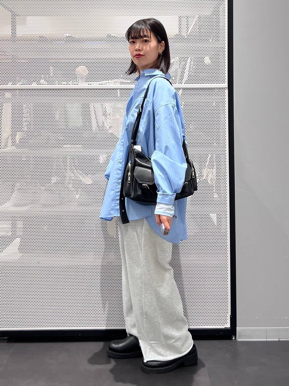 ブラック系のショルダーバッグ、グレー系のその他パンツ、ブラック系のサンダルを着用したレディースの春コーディネートの3枚目の写真