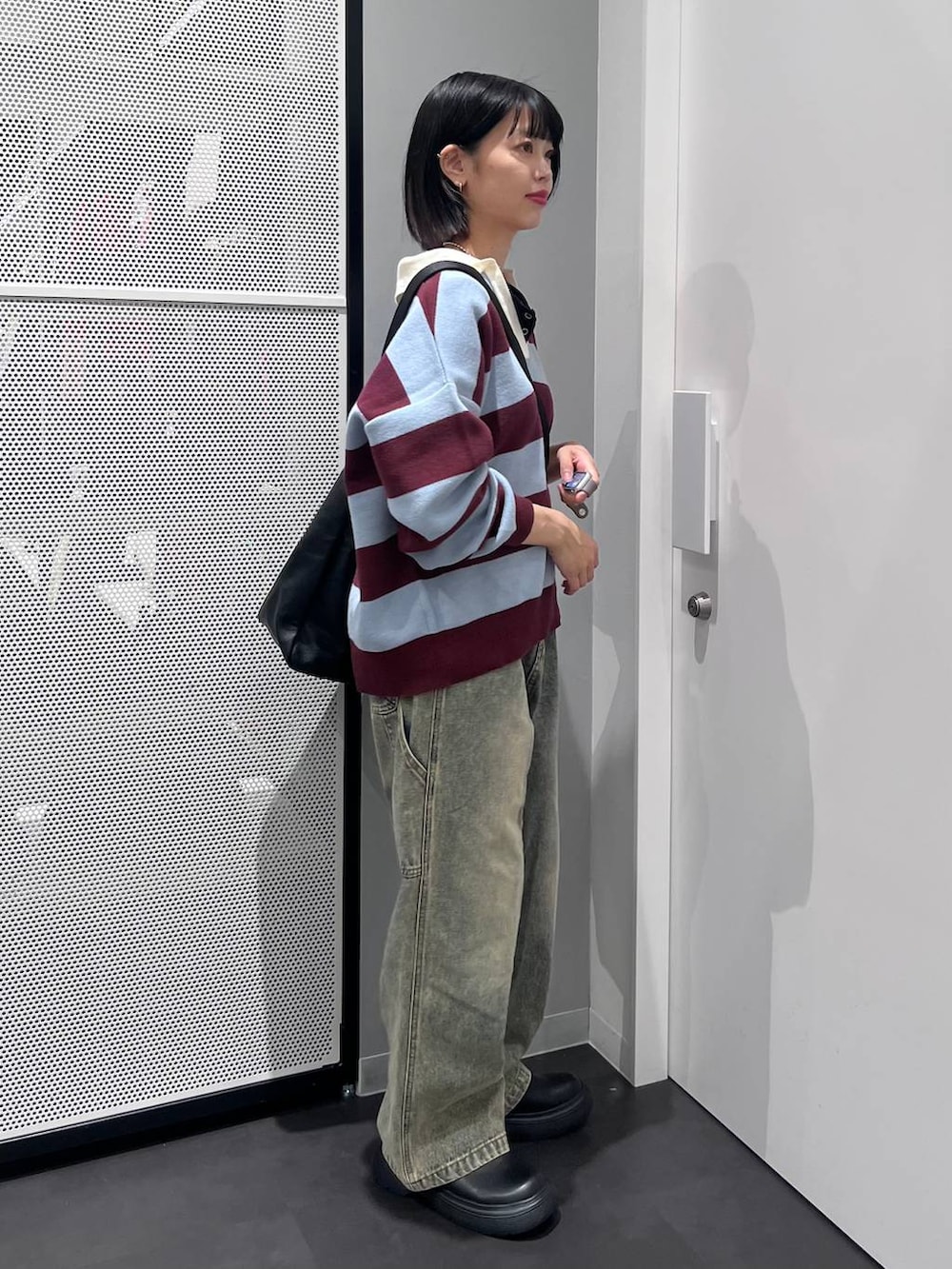 ブラック系のTシャツ/カットソー、その他のニット/セーター、ブラック系のその他シューズを着用したレディースの秋コーディネートの4枚目の写真