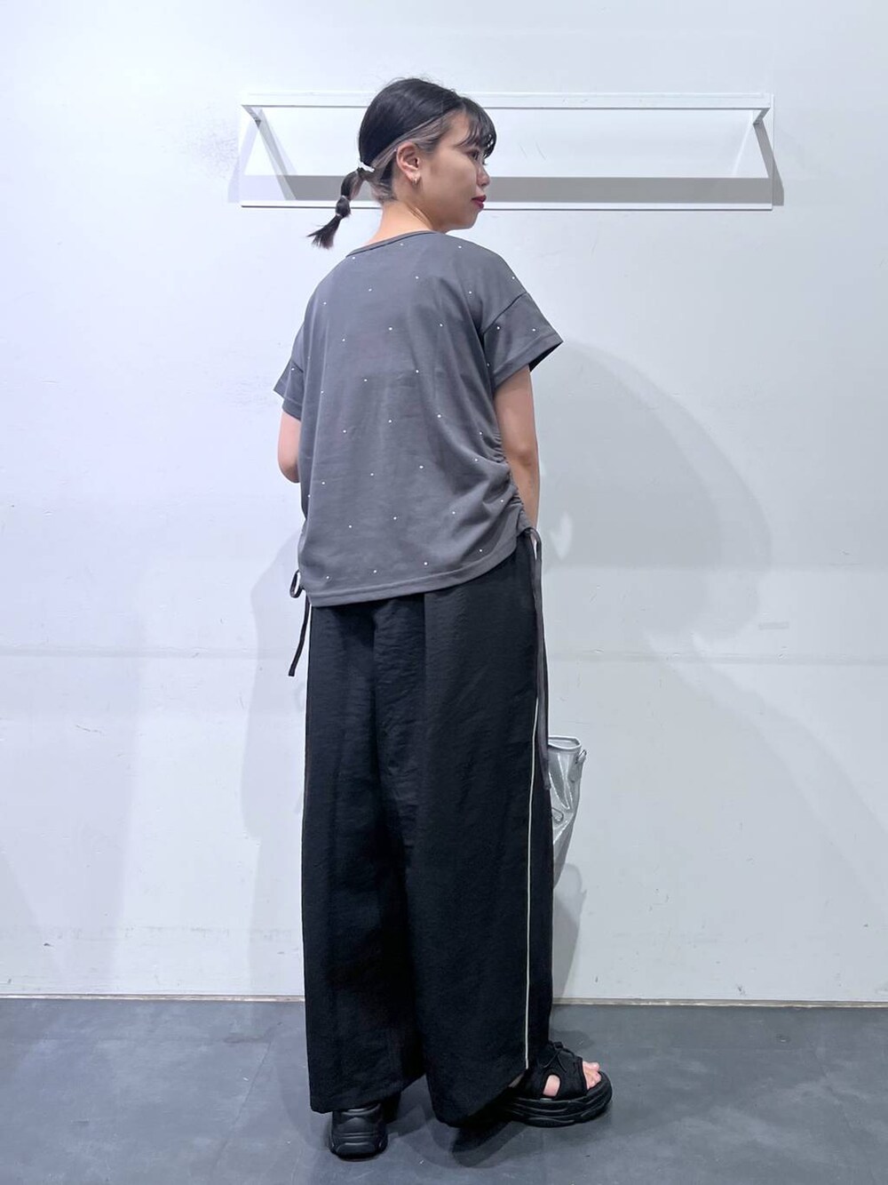 ブラック系のサンダル、ブラック系のその他パンツ、シルバー系のトートバッグを着用したレディースの夏コーディネートの5枚目の写真