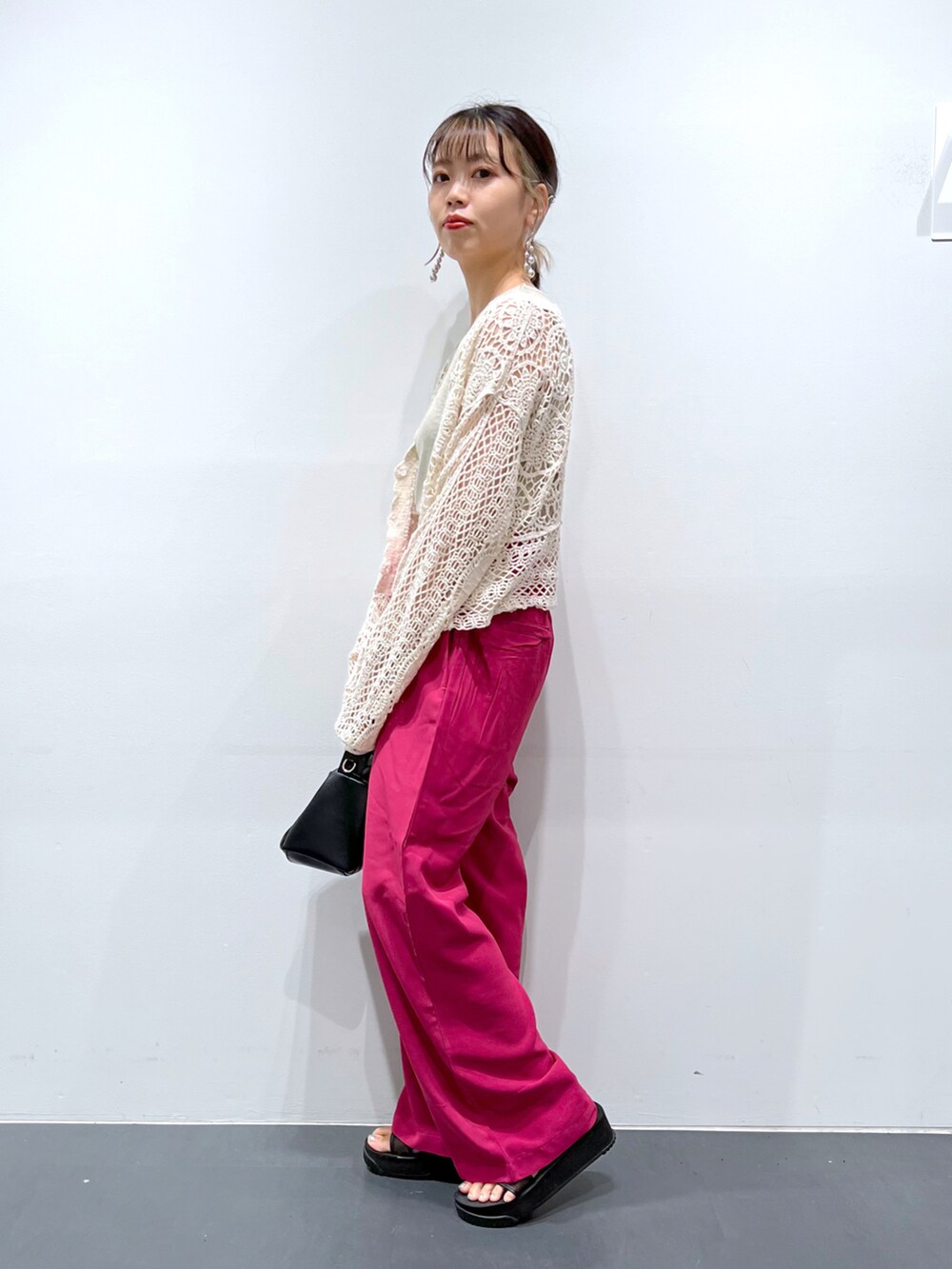 ベージュ系のタンクトップ、ベージュ系のカーディガン/ボレロ、ピンク系のその他パンツを着用したレディースの夏コーディネートの2枚目の写真