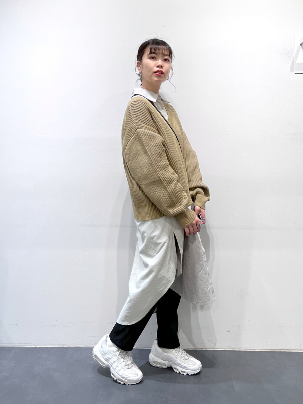 ホワイト系のスニーカー、ブラック系のその他パンツ、グレー系のワンピースを着用したレディースの冬コーディネートの3枚目の写真