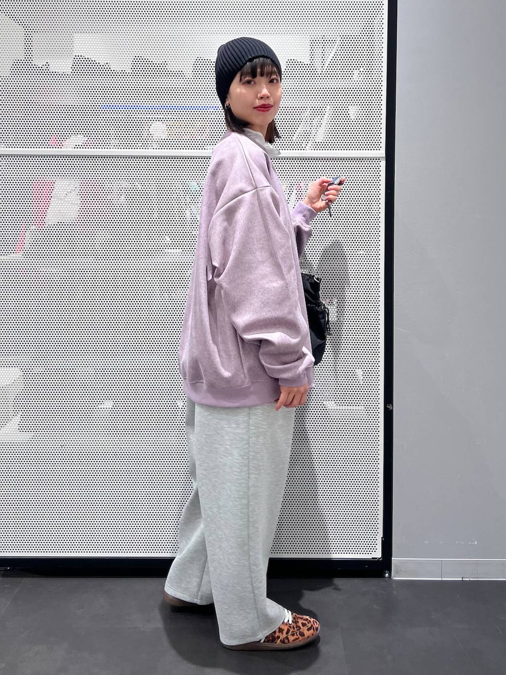 ブラック系のトートバッグ、その他のスニーカー、ホワイト系のその他トップスを着用したレディースの冬コーディネートの4枚目の写真