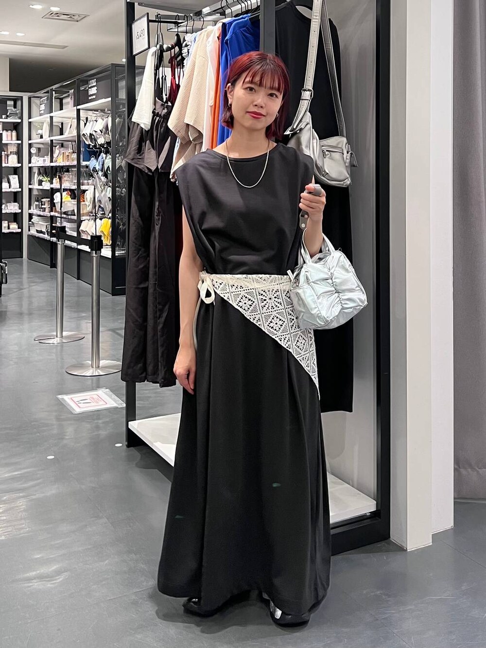 その他のショルダーバッグ、グレー系のその他パンツ、ブラック系のワンピースを着用したレディースの夏コーディネートの2枚目の写真