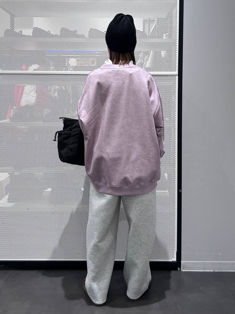 ブラック系のトートバッグ、その他のスニーカー、ホワイト系のその他トップスを着用したレディースの冬コーディネートの5枚目の写真