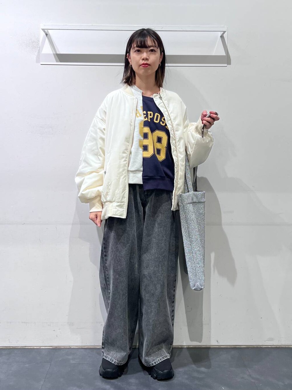 「低身長、個性派、カジュアル、骨格ウェーブ、LAKOLE、デニムパンツ、スウェット、ブルゾン」｜「LAKOLEのラメニットトートバッグ / 111758（トートバッグ、その他）」を使った、うえさん（レディース・153cm）の冬コーディネートの2枚目の写真
