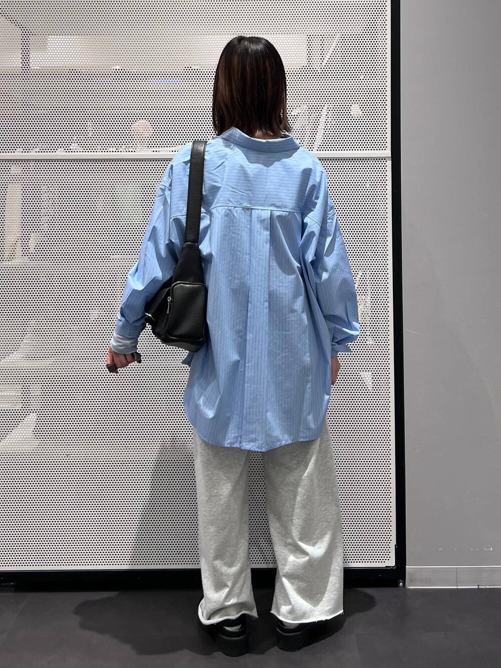 ブラック系のショルダーバッグ、グレー系のその他パンツ、ブラック系のサンダルを着用したレディースの春コーディネートの5枚目の写真