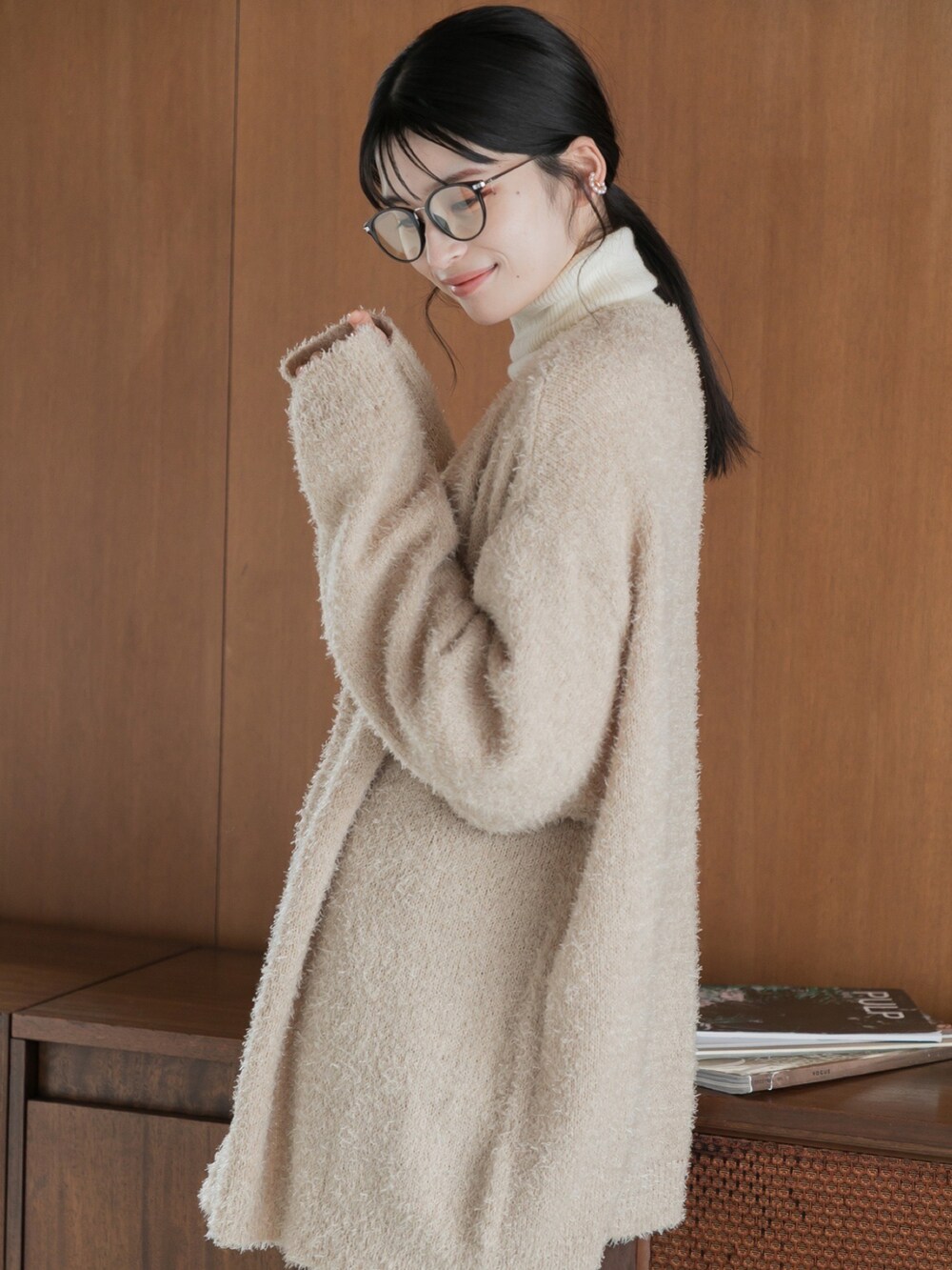 ブラウン系のスラックス、ベージュ系のカーディガン/ボレロを着用したレディースの秋コーディネートの3枚目の写真