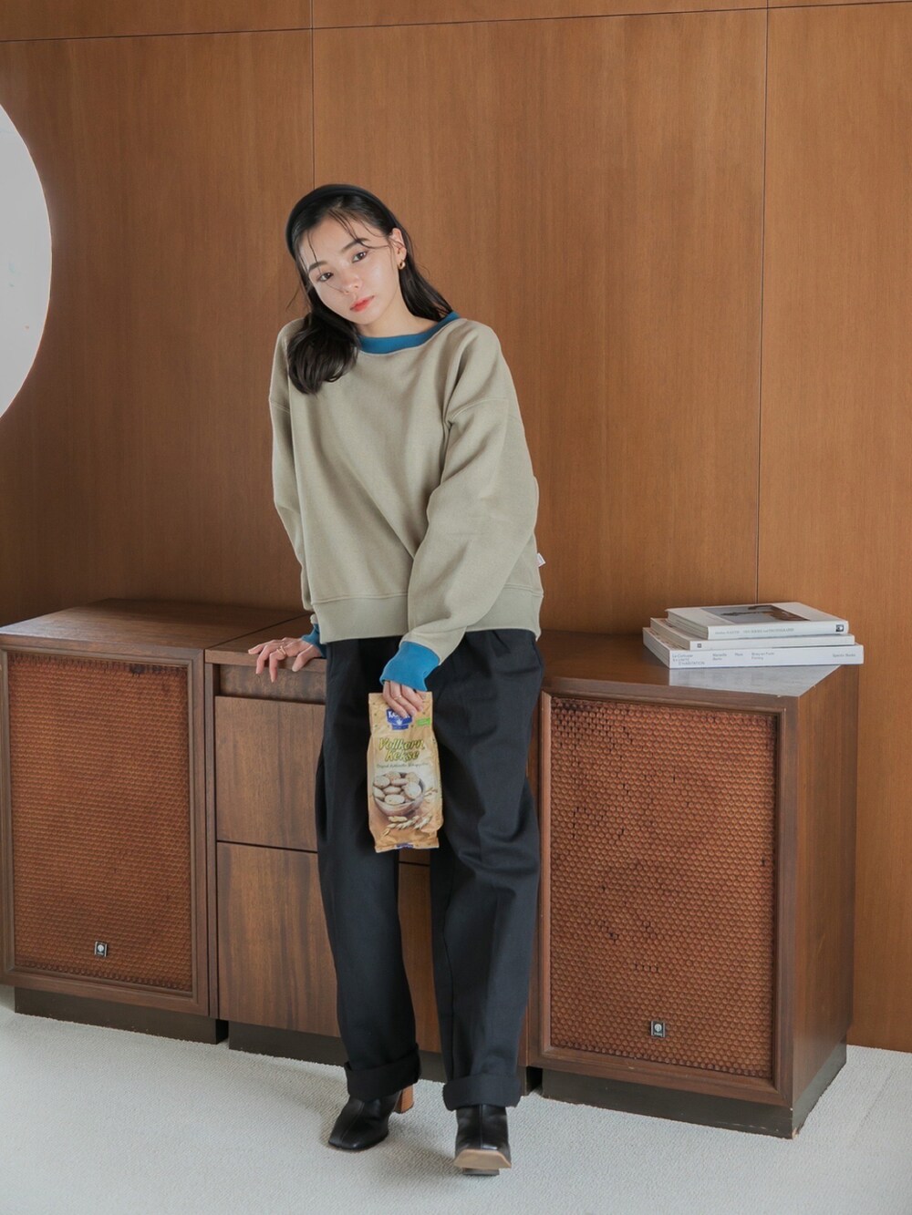 ブラック系のチノパンツ、ベージュ系のスウェットを着用したレディースの秋コーディネートの4枚目の写真