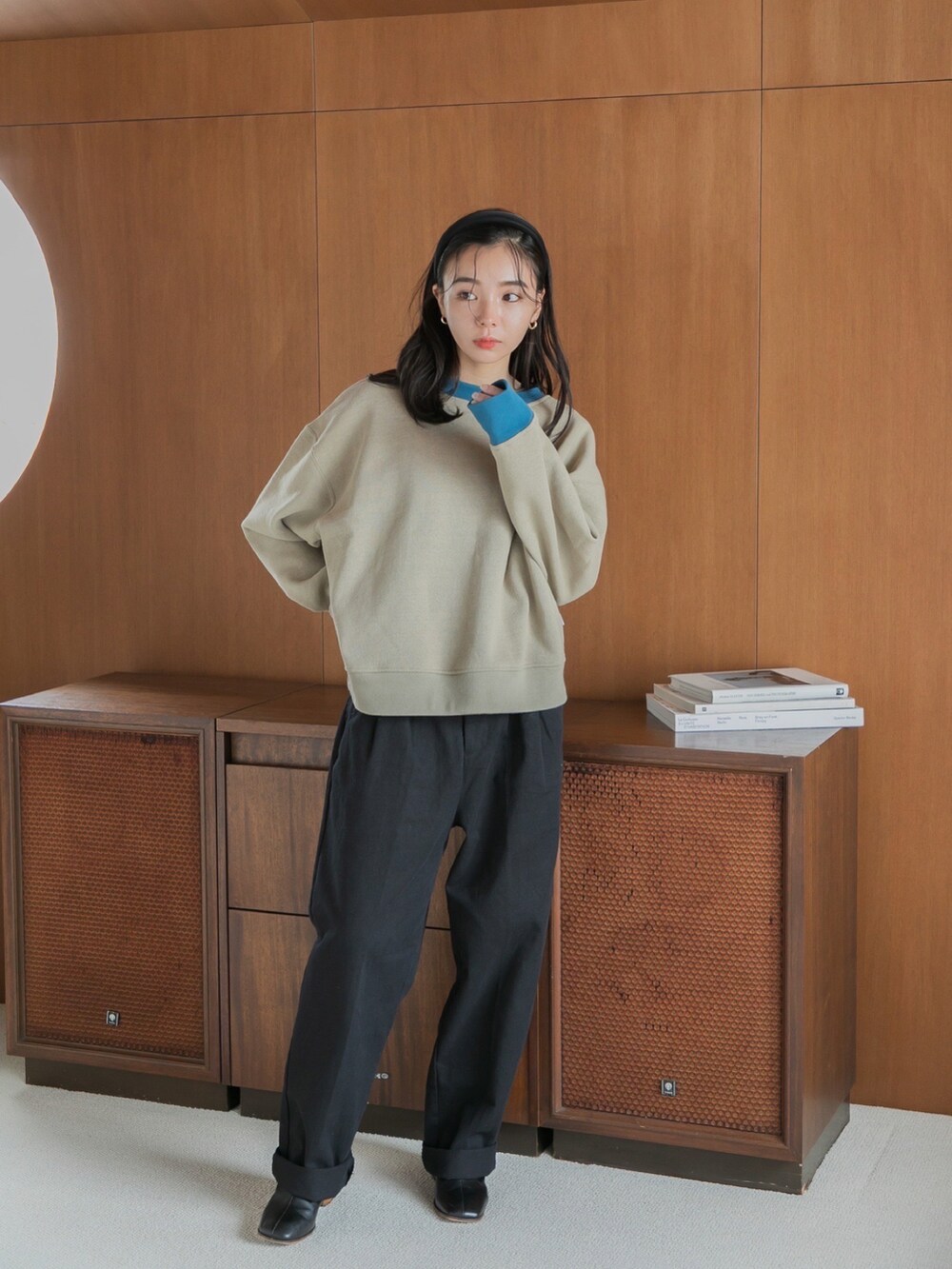 ブラック系のチノパンツ、ベージュ系のスウェットを着用したレディースの秋コーディネートの3枚目の写真