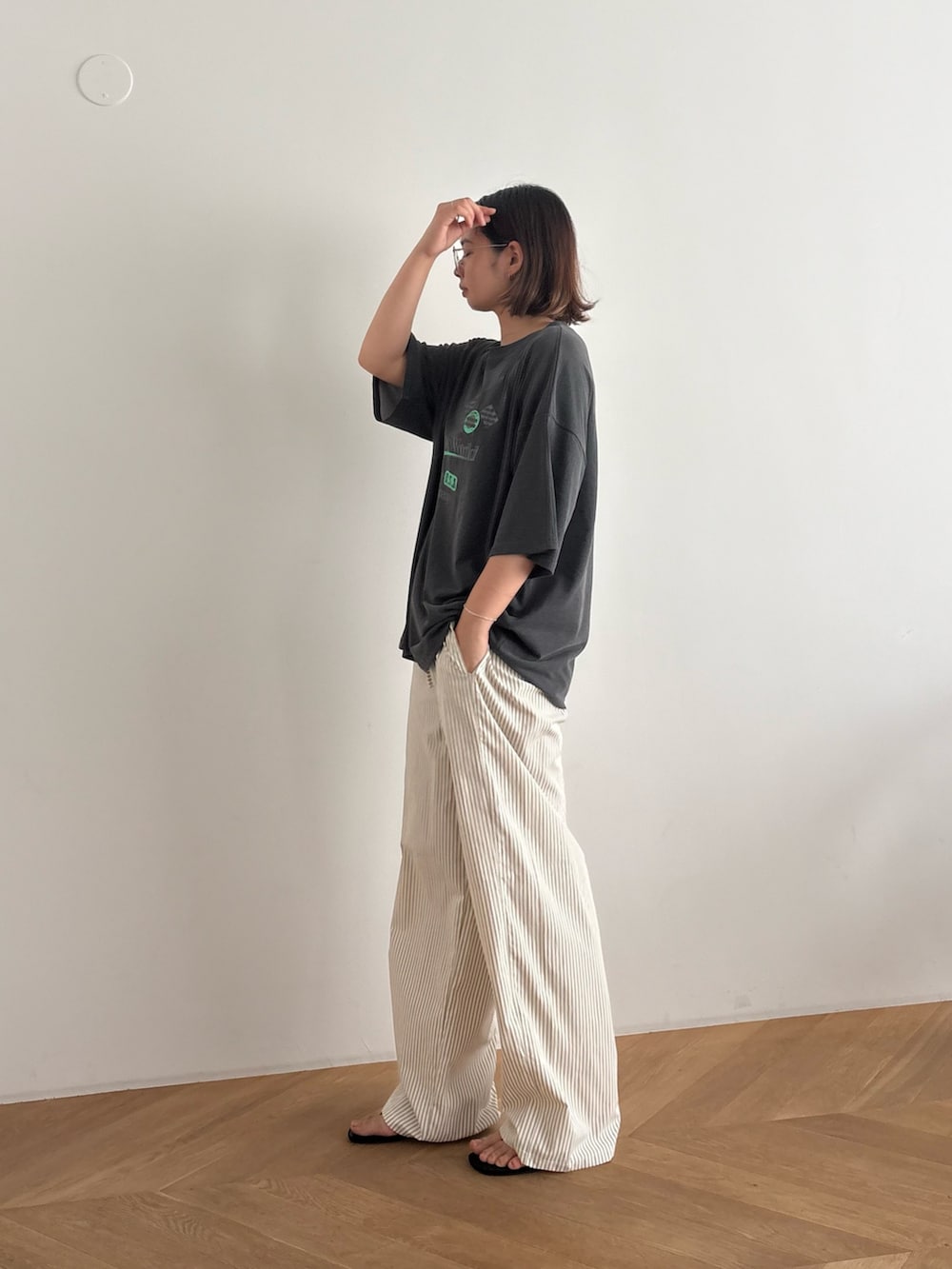 グレー系のTシャツ/カットソー、ベージュ系のその他パンツ、ブラック系のサンダルを着用したレディースの夏コーディネートの2枚目の写真