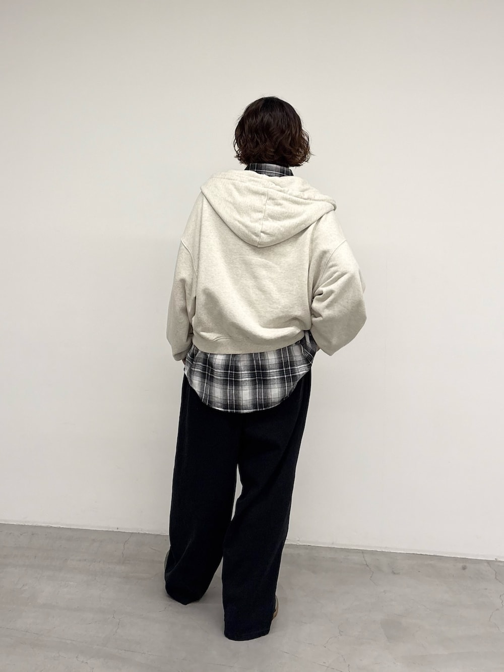 ベージュ系のパーカー、ブラック系のその他パンツ、ブラック系のシャツ/ブラウスを着用したレディースの秋コーディネートの3枚目の写真