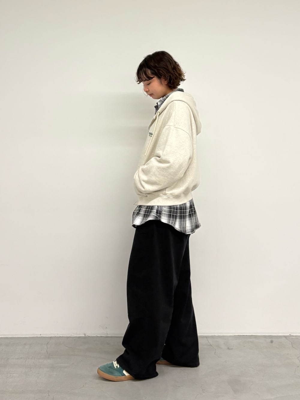 ベージュ系のパーカー、ブラック系のその他パンツ、ブラック系のシャツ/ブラウスを着用したレディースの秋コーディネートの2枚目の写真