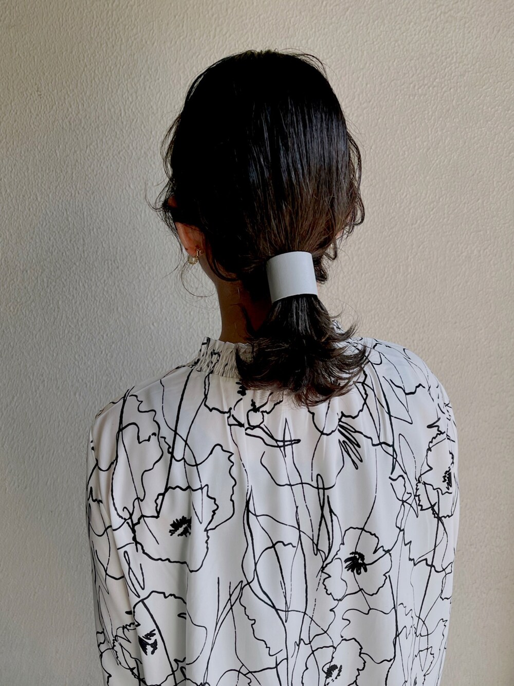 「センセイカプセル、ポニーフック、ブラウス、お洒落さんとつながりたい、柄シャツ、モノトーン」｜「WWSの＜WWS＞ストレートパンツ（その他パンツ、ブルー系）」を使った、mikamoさん（レディース・158cm）の夏コーディネートの2枚目の写真