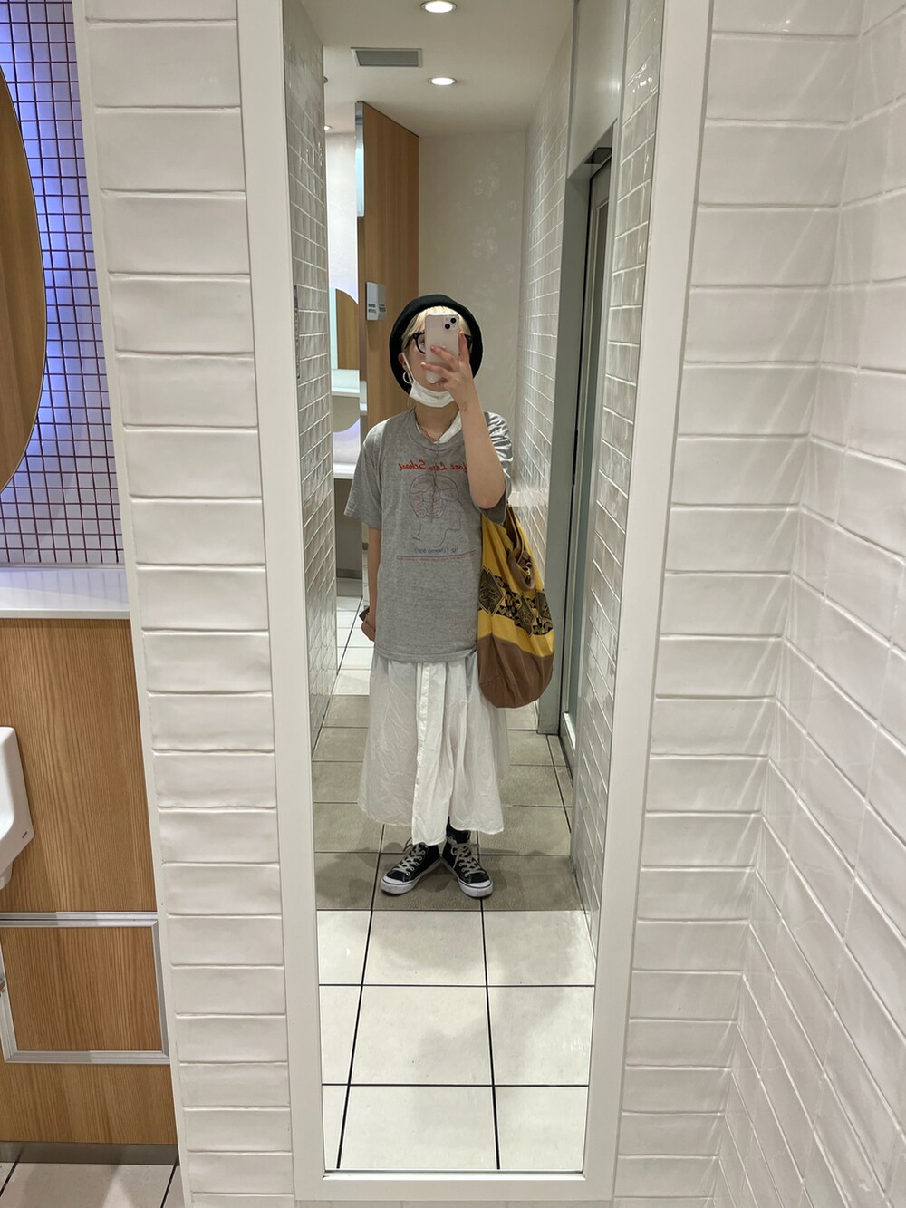 イエロー系のショルダーバッグ、ブラック系のスニーカー、ブラック系のハンチング/ベレー帽を着用したレディースの夏コーディネートの2枚目の写真