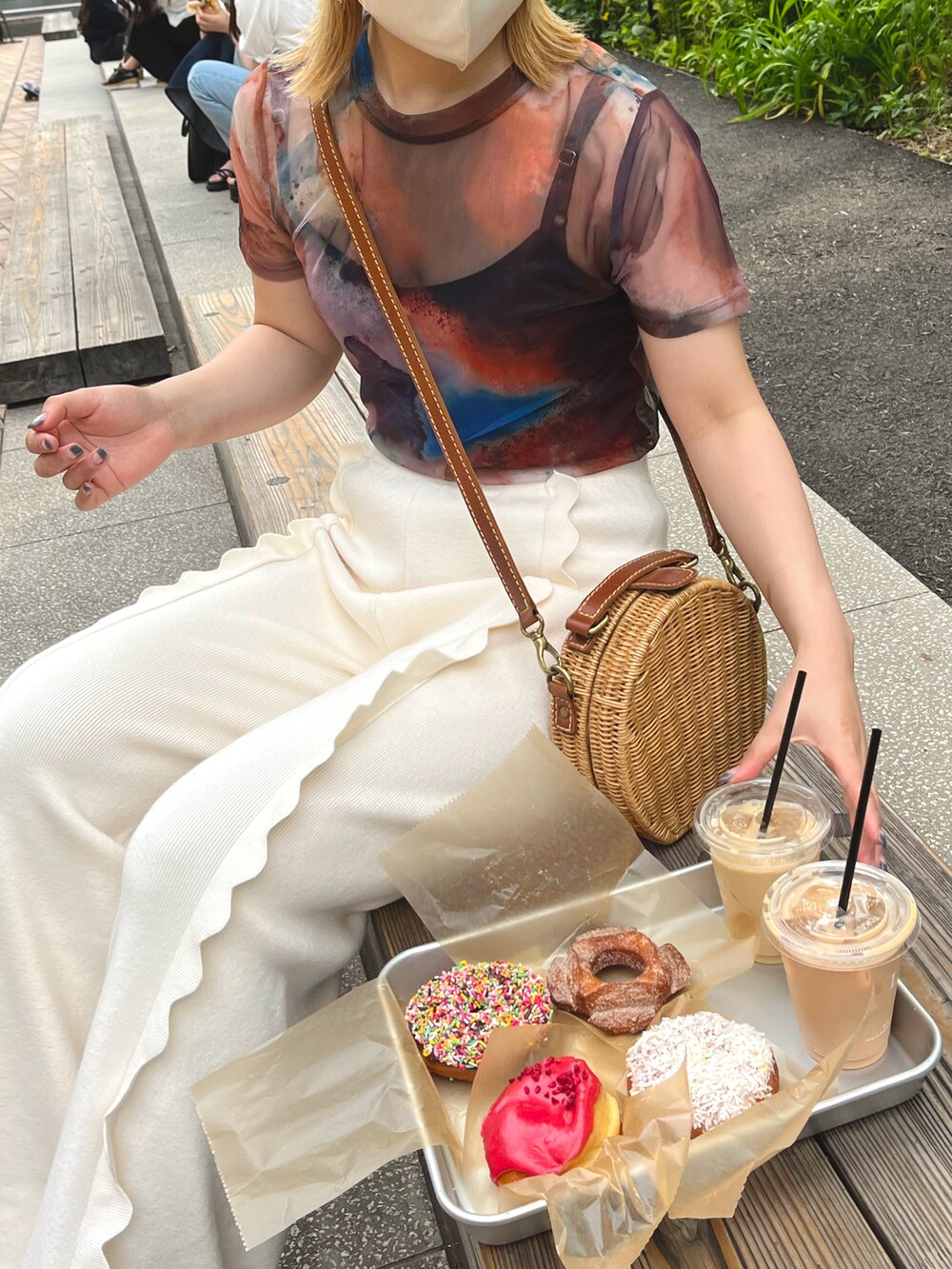 ブラック系のサンダル、ホワイト系のその他パンツ、オレンジ系のTシャツ/カットソーを着用したレディースの夏コーディネートの2枚目の写真