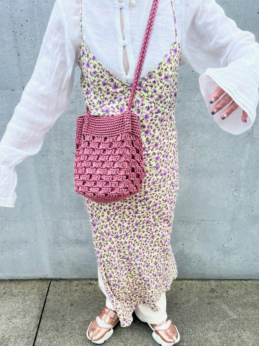 ホワイト系のシャツ/ブラウス、ピンク系のトートバッグ、イエロー系のワンピース/ドレスを着用したレディースの夏コーディネートの2枚目の写真