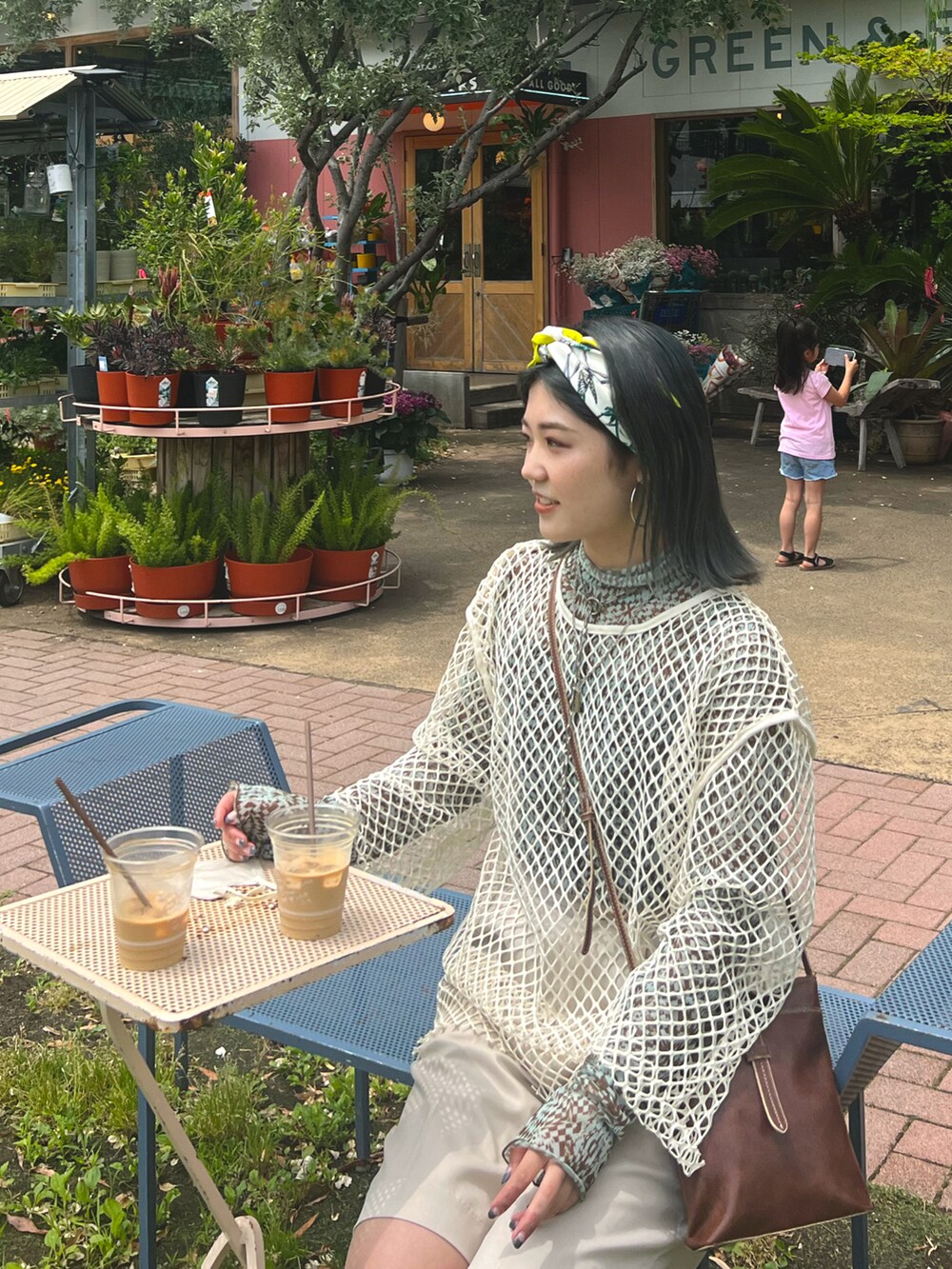 ホワイト系のその他パンツ、ベージュ系のTシャツ/カットソー、グリーン系のTシャツ/カットソーを着用したレディースの夏コーディネートの2枚目の写真