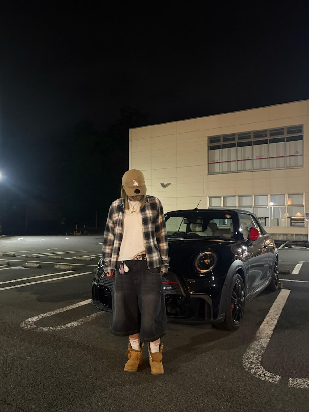 イエロー系のブーティ、ホワイト系のTシャツ/カットソー、ブラック系のシャツ/ブラウスを着用したレディースの夏コーディネートの3枚目の写真