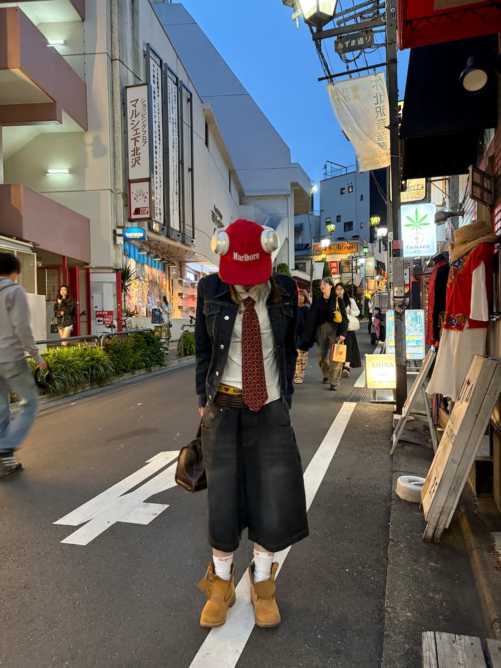 「ネクタイ、白シャツ×デニム、赤×黒、WEARyouthコーデ」｜「belvetのアイテム（デニムパンツ、ブラック系）」を使った、Miyuさん（骨格ウェーブ・レディース・158cm）の夏コーディネートの2枚目の写真