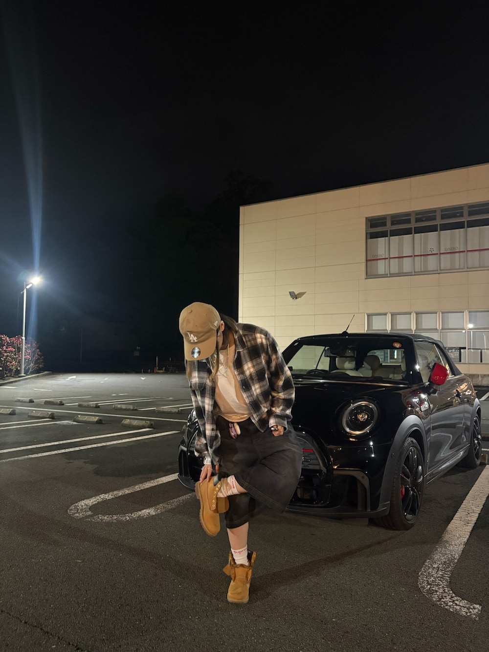 イエロー系のブーティ、ホワイト系のTシャツ/カットソー、ブラック系のシャツ/ブラウスを着用したレディースの夏コーディネートの2枚目の写真