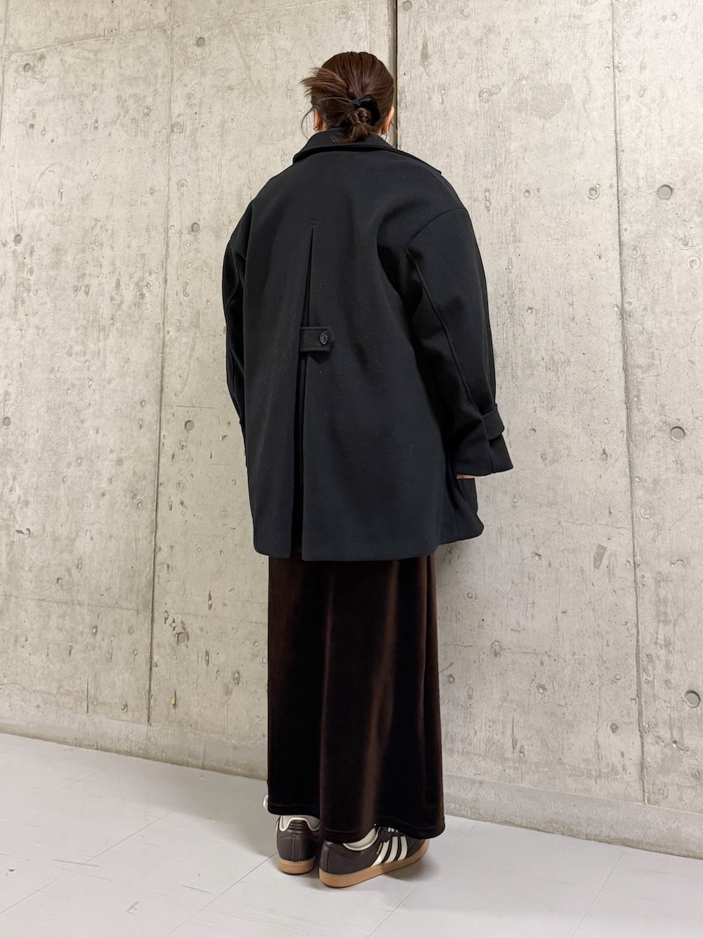 ブラック系のその他アウター、ブラウン系のニット/セーター、ブラウン系のスカートを着用したレディースの冬コーディネートの3枚目の写真