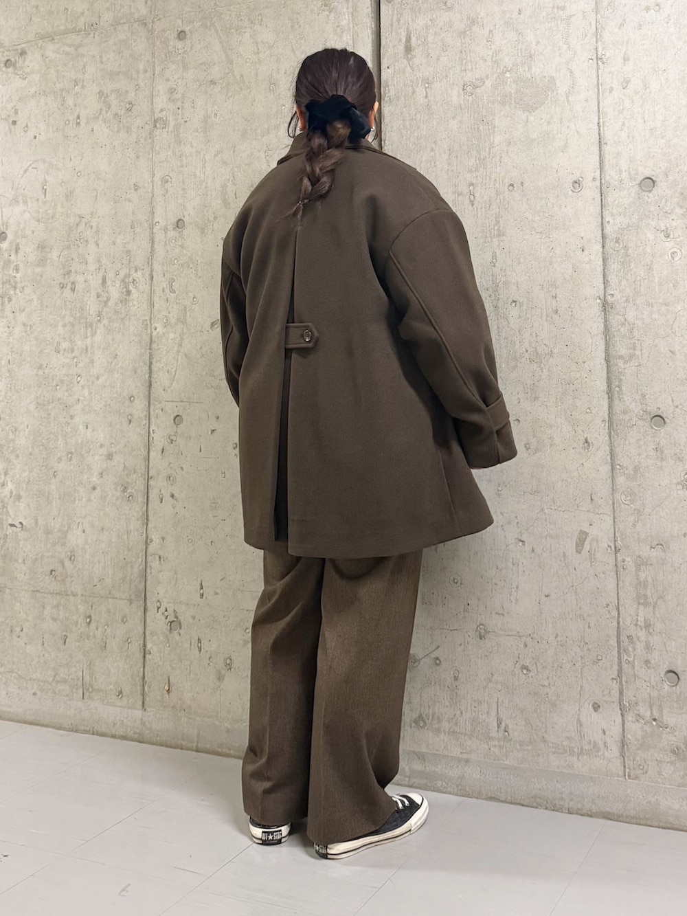 ホワイト系のシャツ/ブラウス、ブラウン系のその他アウター、ブラウン系のその他パンツを着用したレディースの秋コーディネートの3枚目の写真