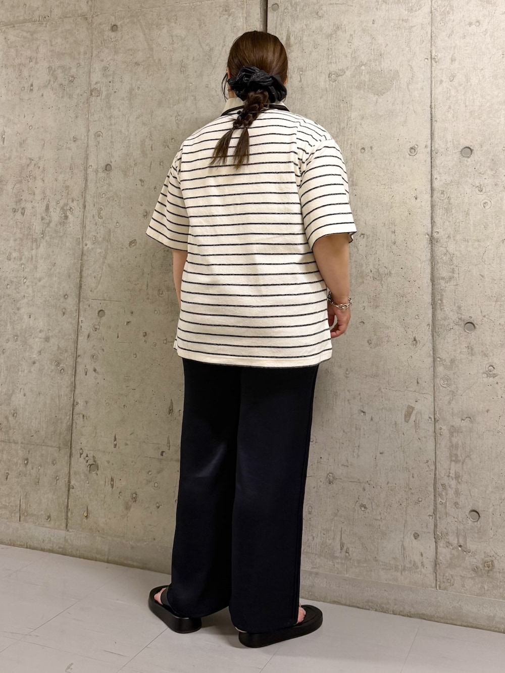 ホワイト系のTシャツ/カットソー、ブルー系のその他パンツ、ブラック系のサンダルを着用したレディースの夏コーディネートの2枚目の写真
