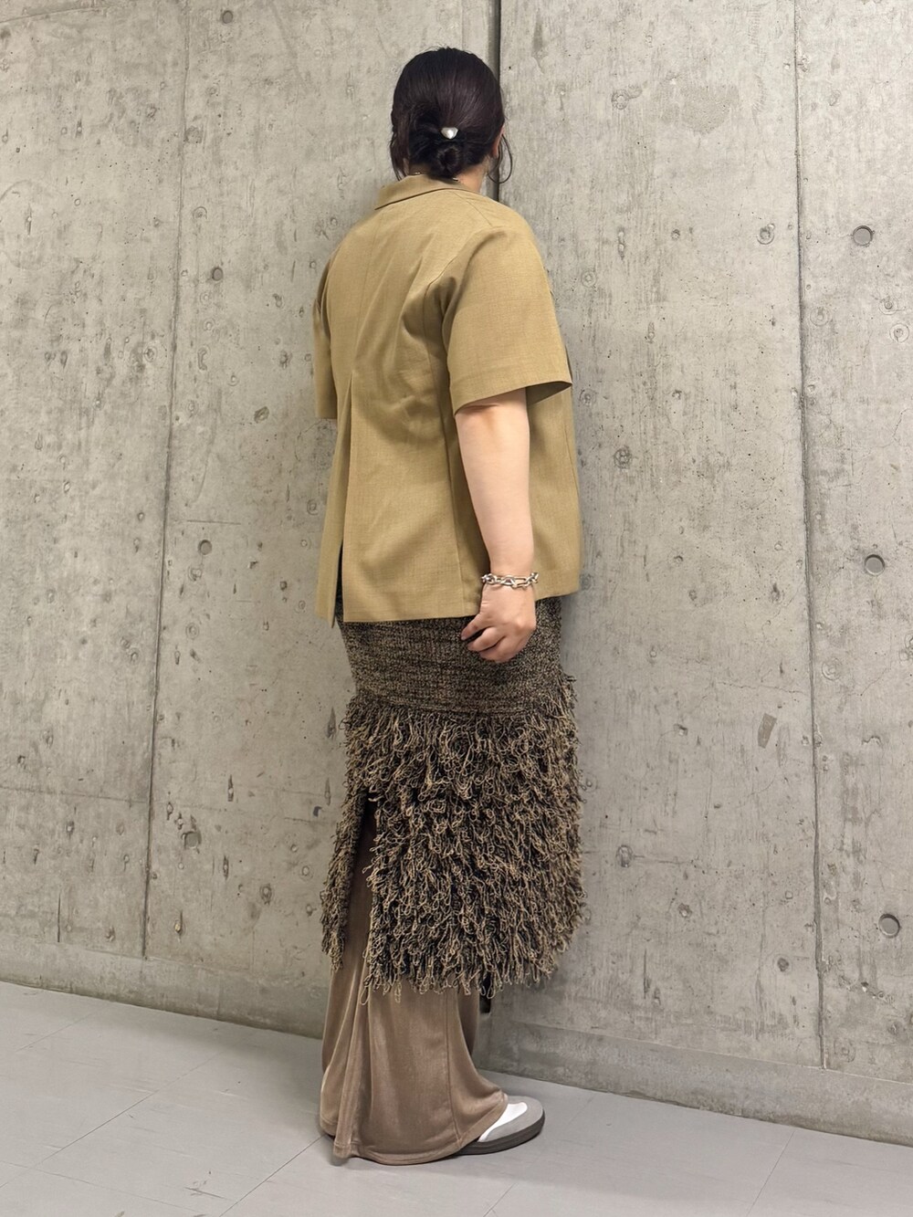 ベージュ系のワンピース、ベージュ系のその他アウター、ベージュ系のその他パンツを着用したレディースの夏コーディネートの2枚目の写真