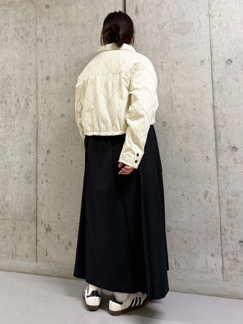 ホワイト系のダウンジャケット/コート、ブラック系のワンピースを着用したレディースの秋コーディネートの2枚目の写真