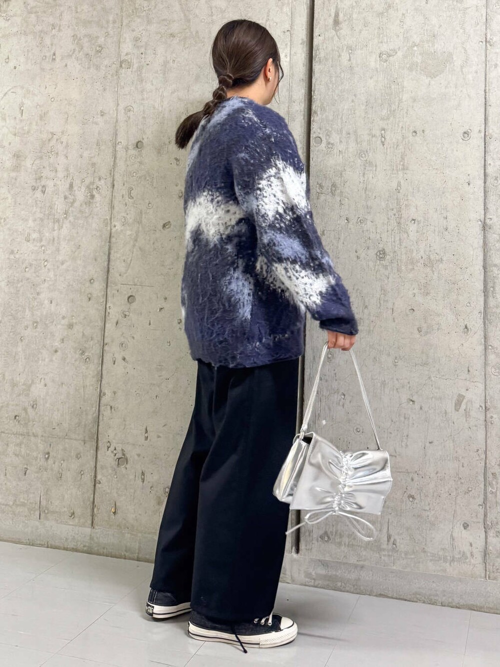 ブラック系のその他パンツ、ブルー系のニット/セーター、シルバー系のショルダーバッグを着用したレディースの冬コーディネートの2枚目の写真