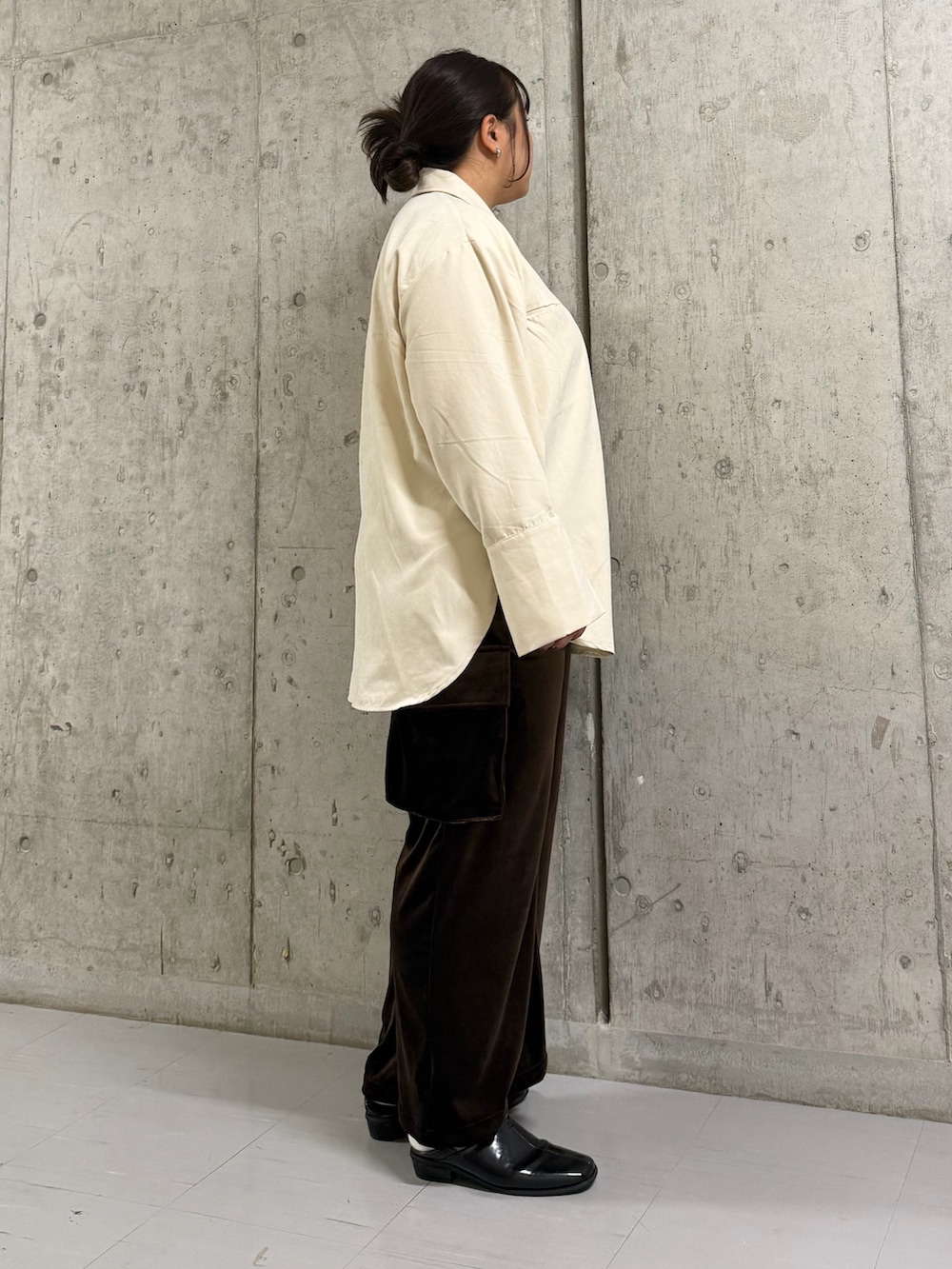 ホワイト系のシャツ/ブラウス、ブラウン系のその他パンツ、ブラック系のその他シューズを着用したレディースの秋コーディネートの2枚目の写真