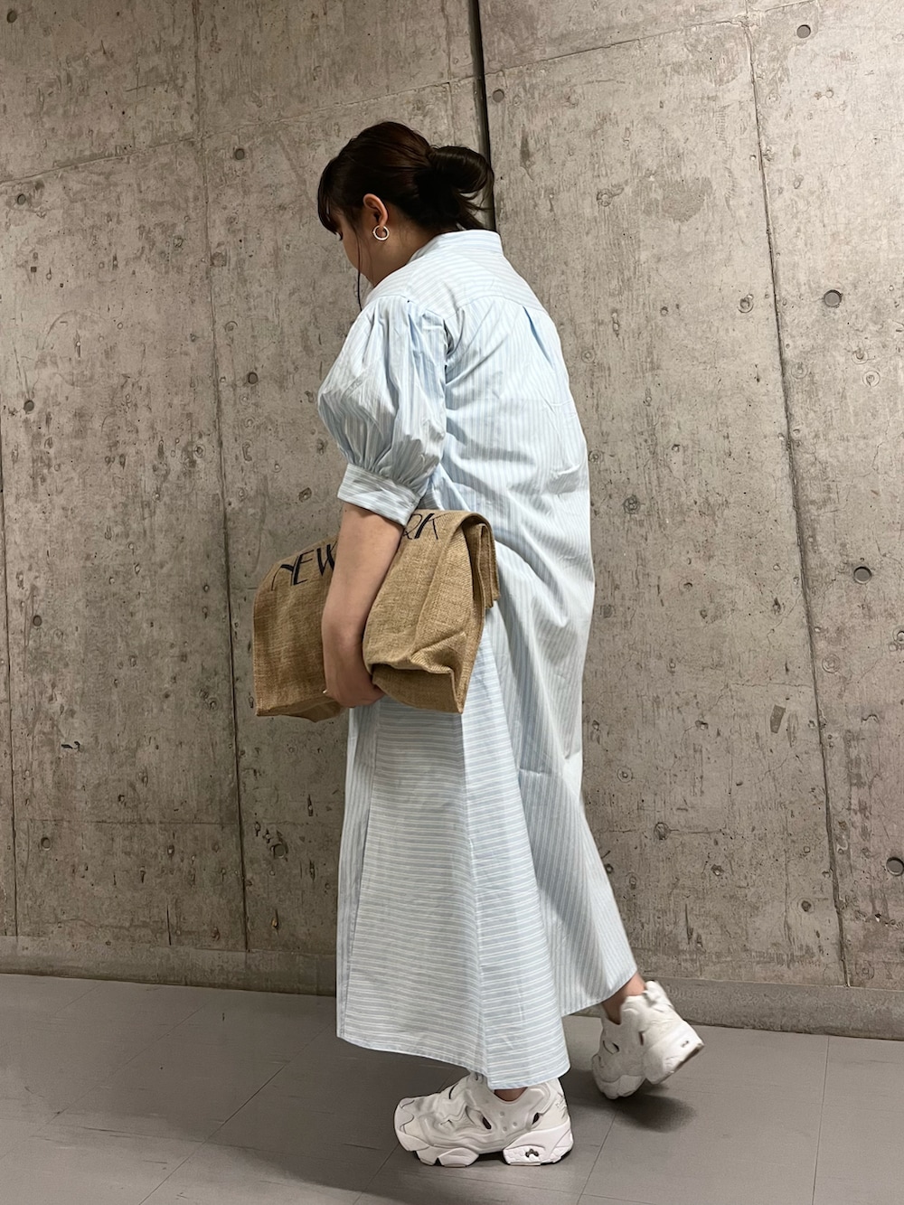 ブルー系のワンピース、ホワイト系のスニーカーを着用したレディースの夏コーディネートの2枚目の写真