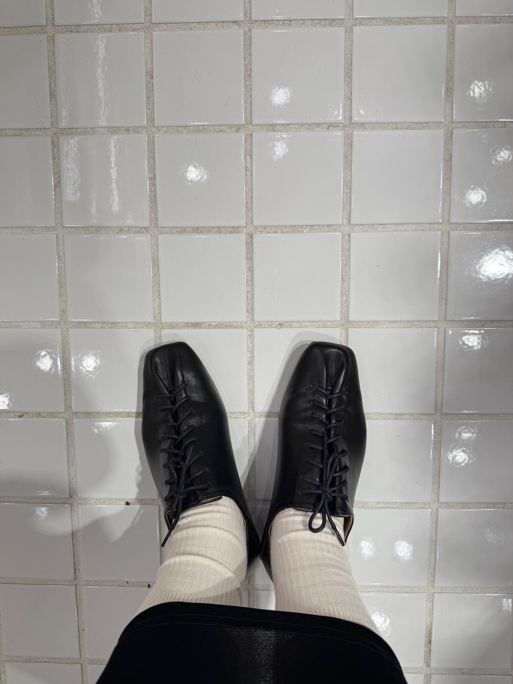 グレー系のその他アウター、ブラック系のワンピース、ブラック系のハンドバッグを着用したレディースの春コーディネートの4枚目の写真