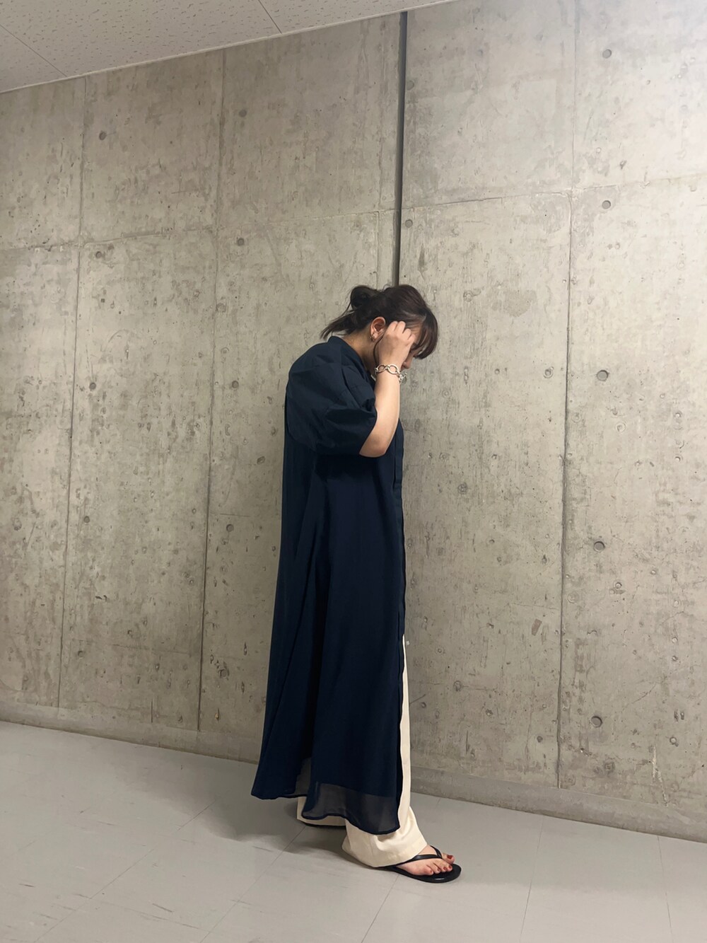 ブルー系のワンピース、ホワイト系のTシャツ/カットソーを着用したレディースの夏コーディネートの2枚目の写真