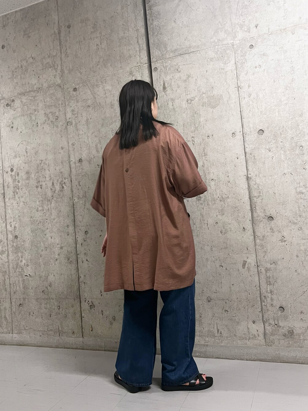 ブラウン系のシャツ/ブラウス、ブルー系のデニムパンツを着用したレディースの夏コーディネートの2枚目の写真