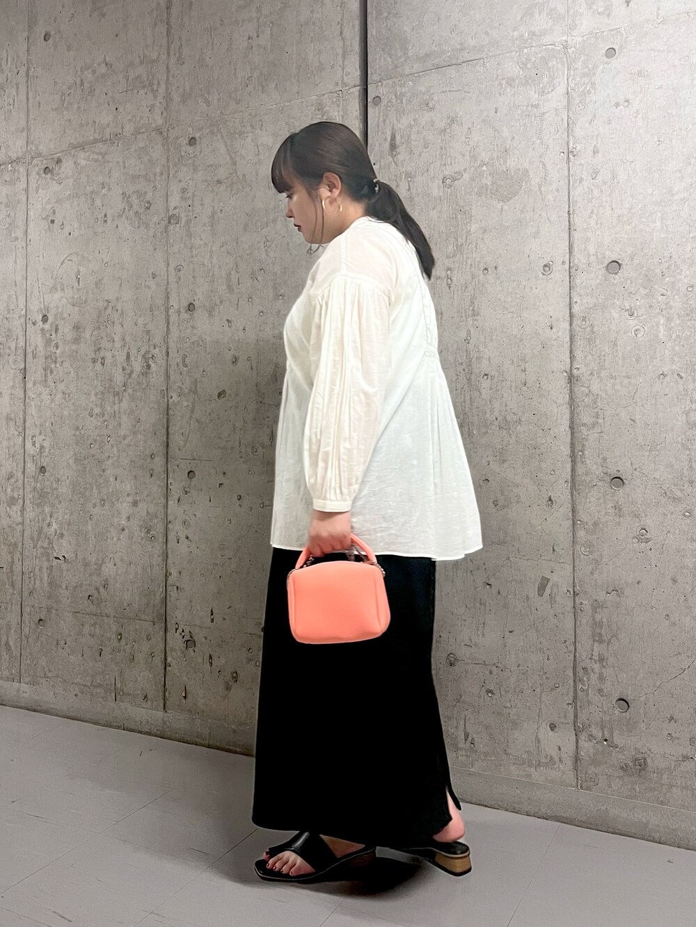 ホワイト系のシャツ/ブラウス、ピンク系のハンドバッグ、ブラック系のサンダルを着用したレディースの夏コーディネートの2枚目の写真