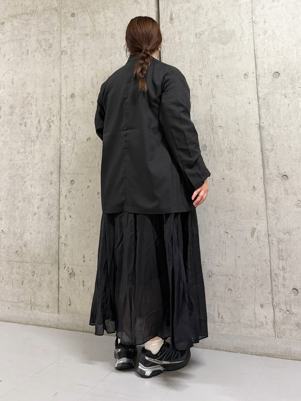 ブラック系のその他アウター、グレー系のTシャツ/カットソー、ブラック系のスカートを着用したレディースの春コーディネートの2枚目の写真