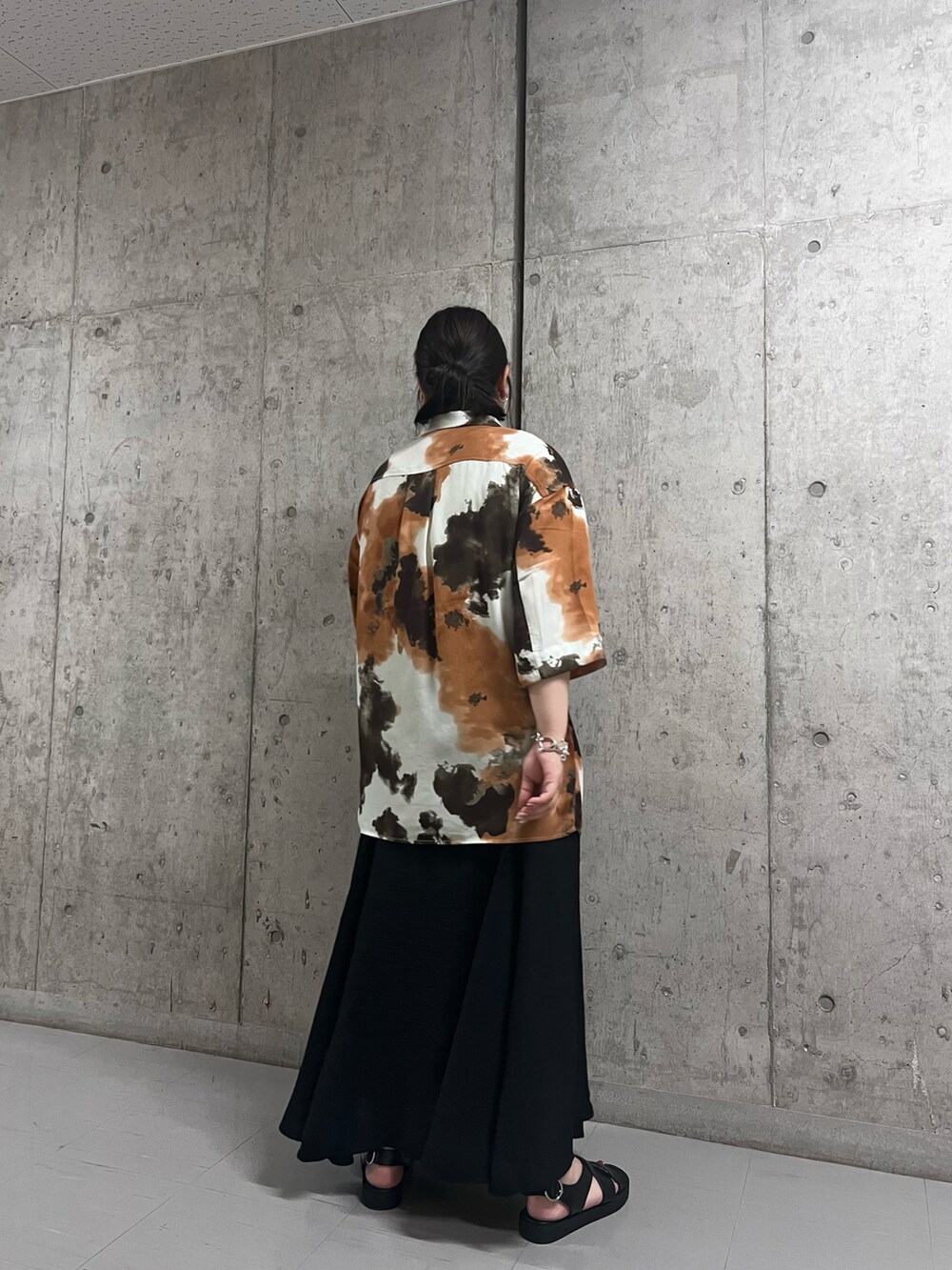 ブラウン系のシャツ/ブラウス、ブラック系のスカートを着用したレディースの夏コーディネートの2枚目の写真