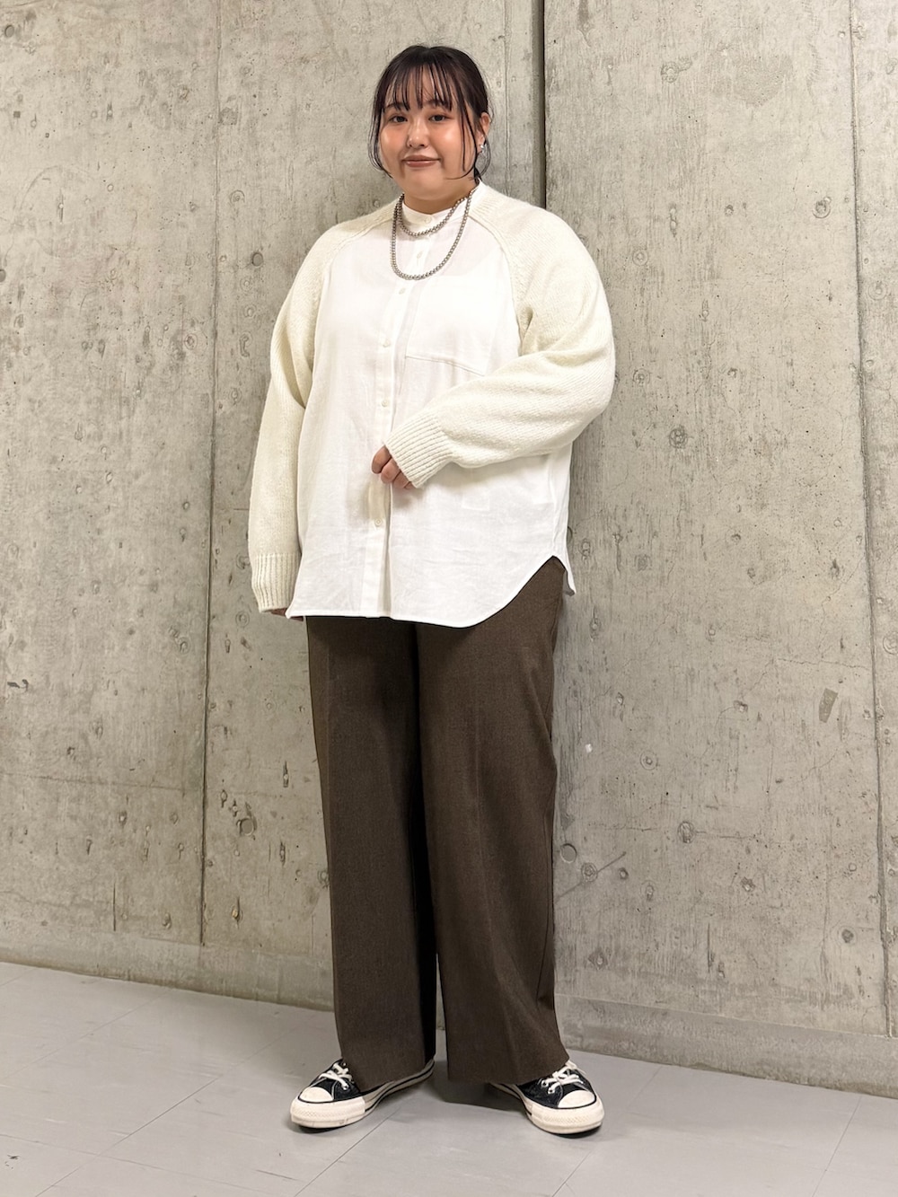 ホワイト系のシャツ/ブラウス、ブラウン系のその他アウター、ブラウン系のその他パンツを着用したレディースの秋コーディネートの2枚目の写真