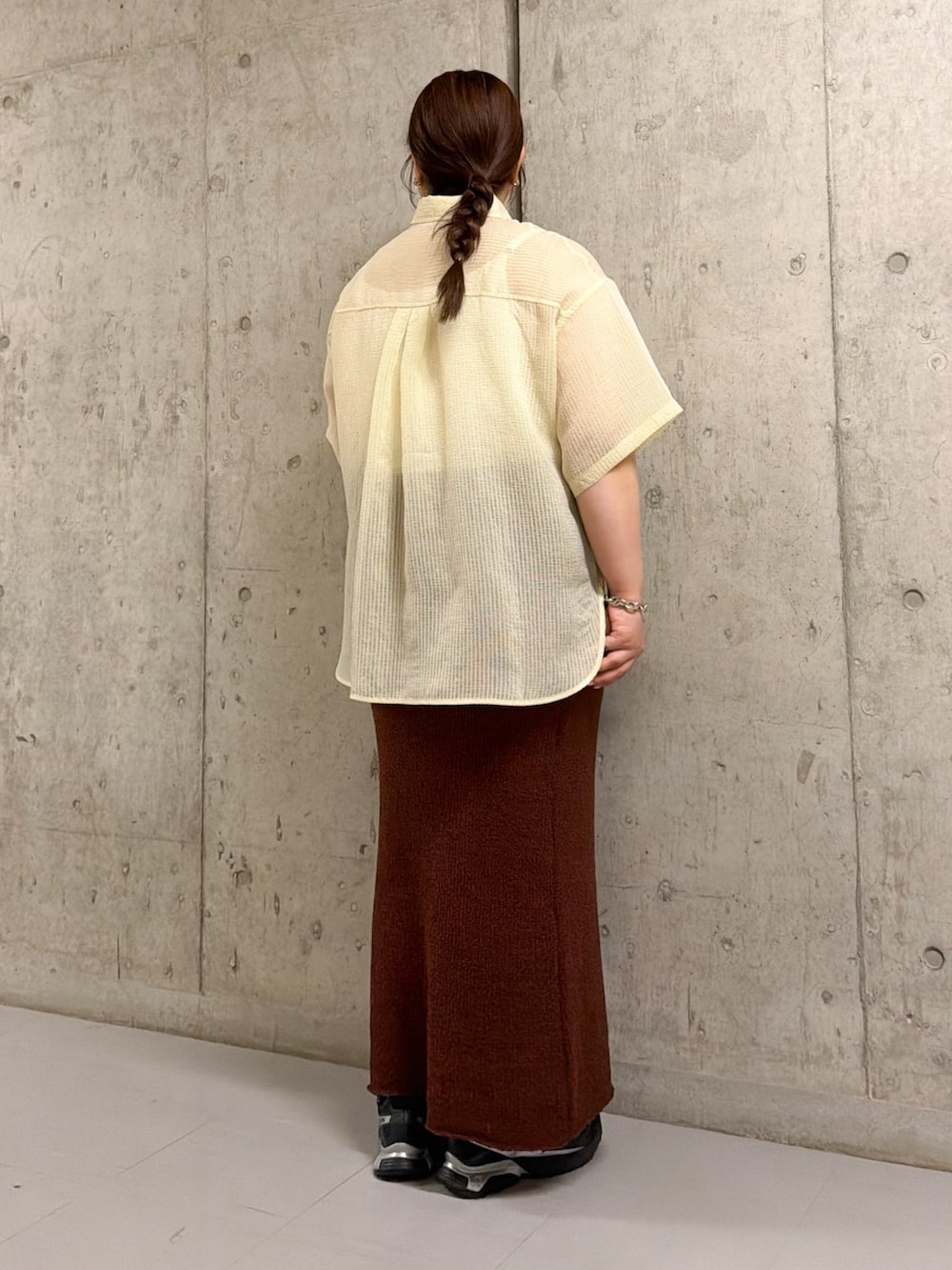 イエロー系のシャツ/ブラウス、ブラウン系のスカートを着用したレディースの春コーディネートの2枚目の写真