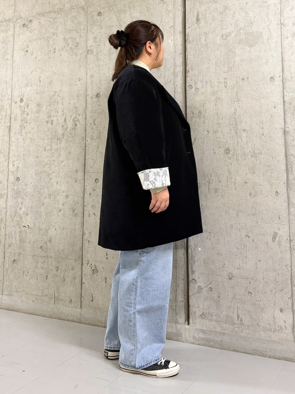 ブラック系のその他アウター、ブルー系のシャツ/ブラウス、ブルー系のデニムパンツを着用したレディースの冬コーディネートの2枚目の写真