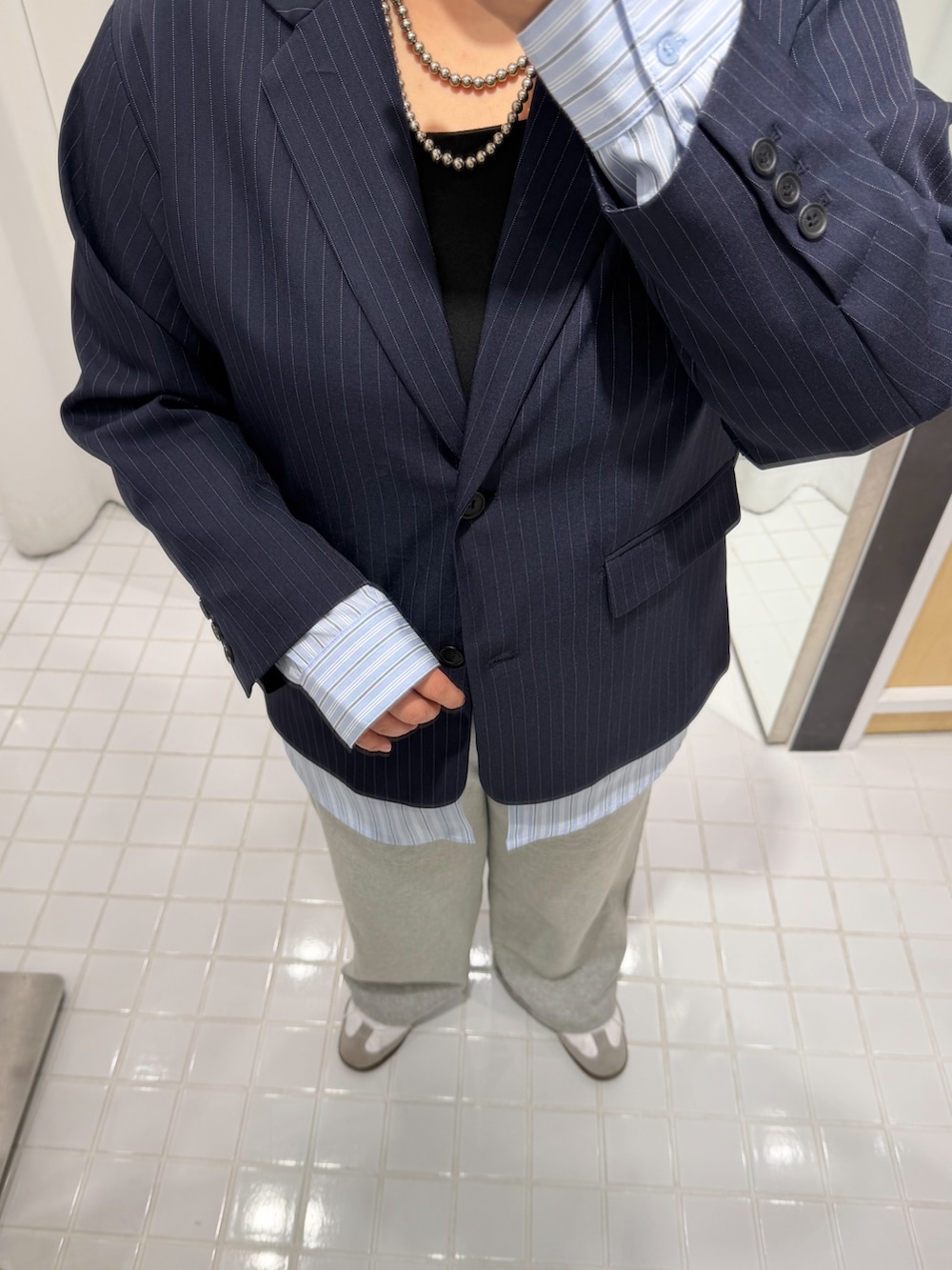 ブルー系のその他アウター、グレー系のその他パンツを着用したレディースの春コーディネートの2枚目の写真