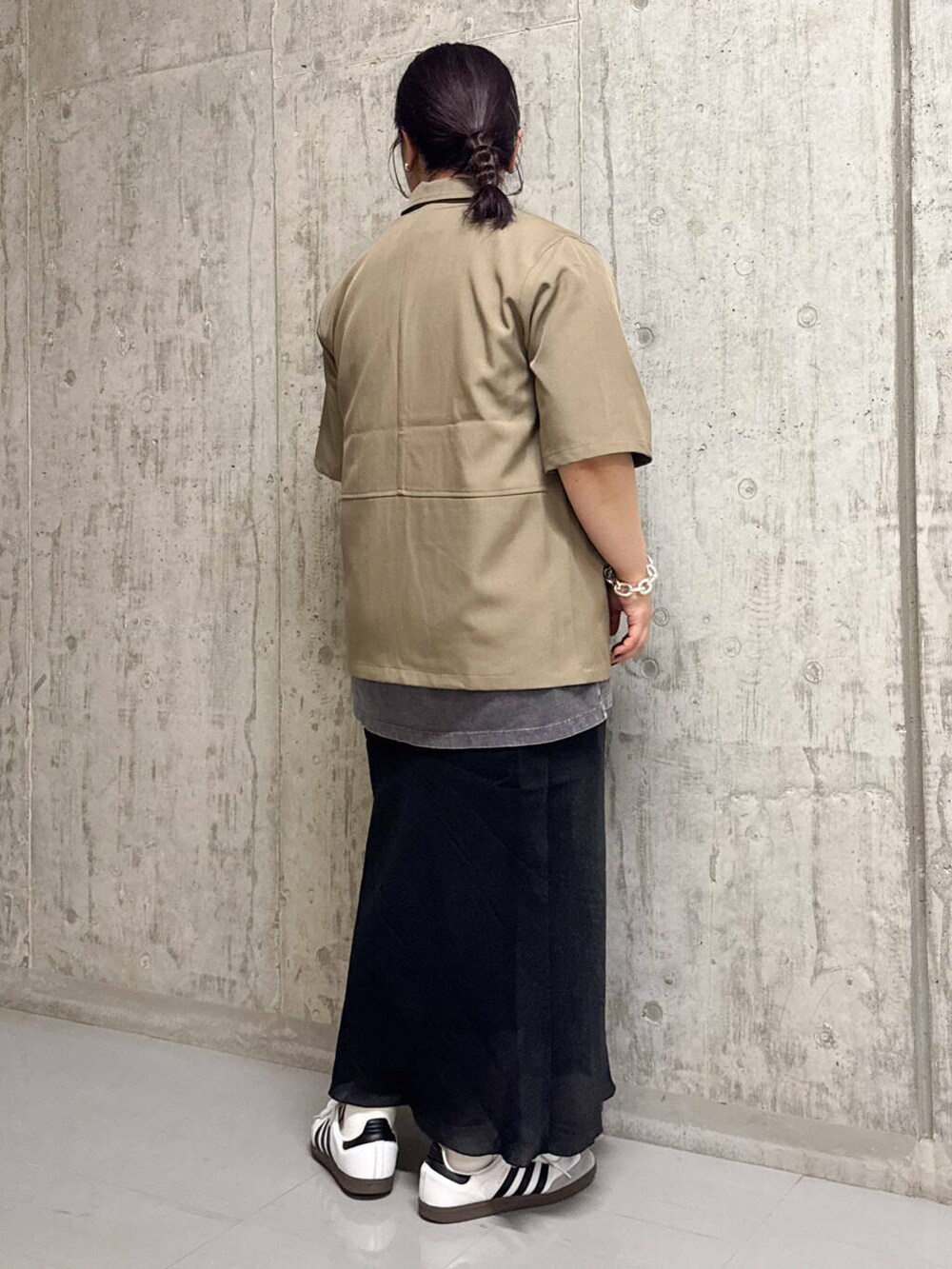 ベージュ系のその他アウター、ブラック系のスカート、グレー系のTシャツ/カットソーを着用したレディースの夏コーディネートの3枚目の写真