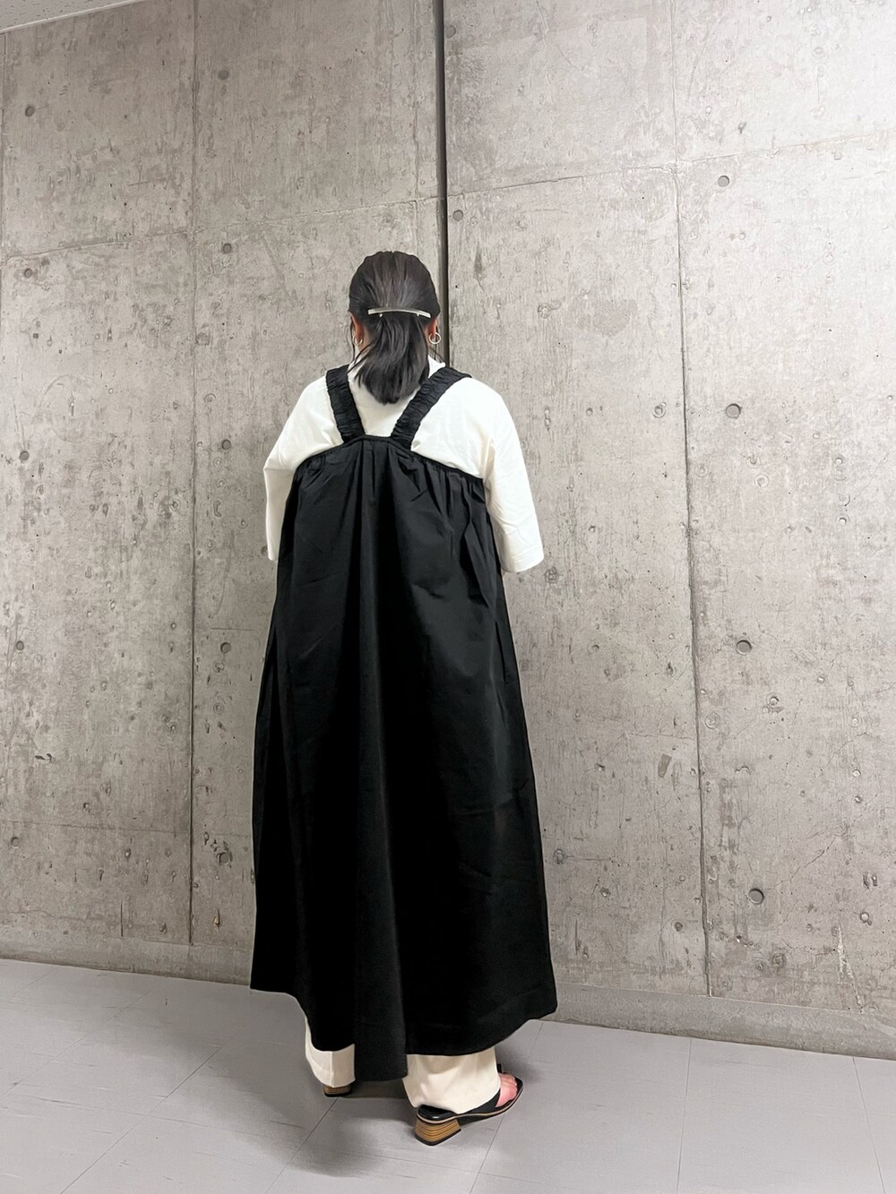 ホワイト系のTシャツ/カットソー、ブラック系のワンピース、ブラック系のサンダルを着用したレディースの夏コーディネートの2枚目の写真